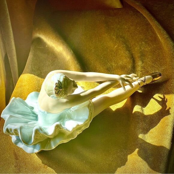 ♥️ Elegant Porcelain Ballerina Figurine, Vintage - Picture 10 of 13